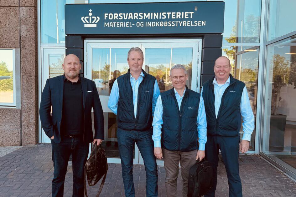Stor glæde og tilfredshed hos MAN Danmarks repræsentanter efter underskrivelsen af den nye bus-rammeaftale med Forsvaret. Fra venstre: Dennis Guldhammer, Udbud- og Kontraktchef, Johannes Boje, Lead Support manager, Military/DEMA, Jesper Mathiesen, Fleet og PTA Manager BUS samt Torsten Helligsøe, Salgschef BUS. PR-foto.