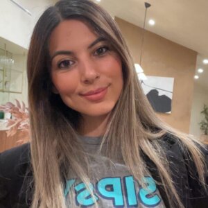 Luna Michelle Anguita-Mathiesen er en del af en voksende gruppe af studerende fra Esbjerg, der viser, hvordan lokale uddannelser og global erfaring kan gå hånd i hånd.