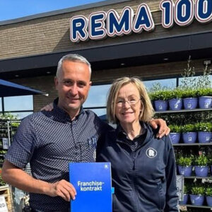 Købmand Armin Grizovic og regionschef i Rema 1000 Danmark, Pernille Daae Krøyer. Privatfoto.