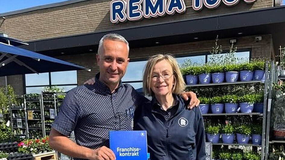 Købmand Armin Grizovic og regionschef i Rema 1000 Danmark, Pernille Daae Krøyer. Privatfoto.