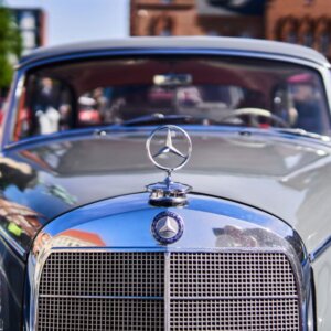 Klassisk Mercedes Benz-køler. Foto fra 2024: Vestjysk Motor Veteran Klub.