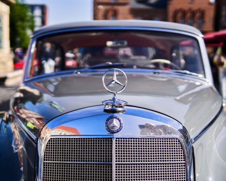 Klassisk Mercedes Benz-køler. Foto fra 2024: Vestjysk Motor Veteran Klub.
