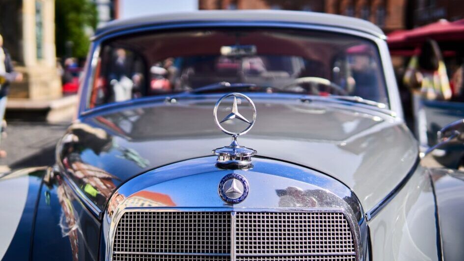 Klassisk Mercedes Benz-køler. Foto fra 2024: Vestjysk Motor Veteran Klub.