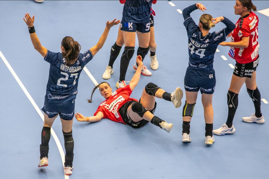 Op på hesten igen - og spil sammen. Live Rushfeldt Deila, Team Esbjerg. Arkivfoto: Johnny Tauman.