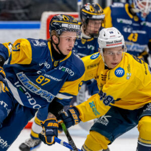 Esbjerg Energys Sebastian Skovning (th) i nærkamp med Herning Blue Fox' Marcus Kjær Almquist. Foto: Danmarks Ishockey Union.