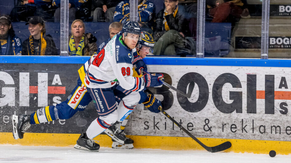Todd Winder skifter hvidt og blåt ud med gult og blåt. Foto: Danmarks Ishockey Union.
