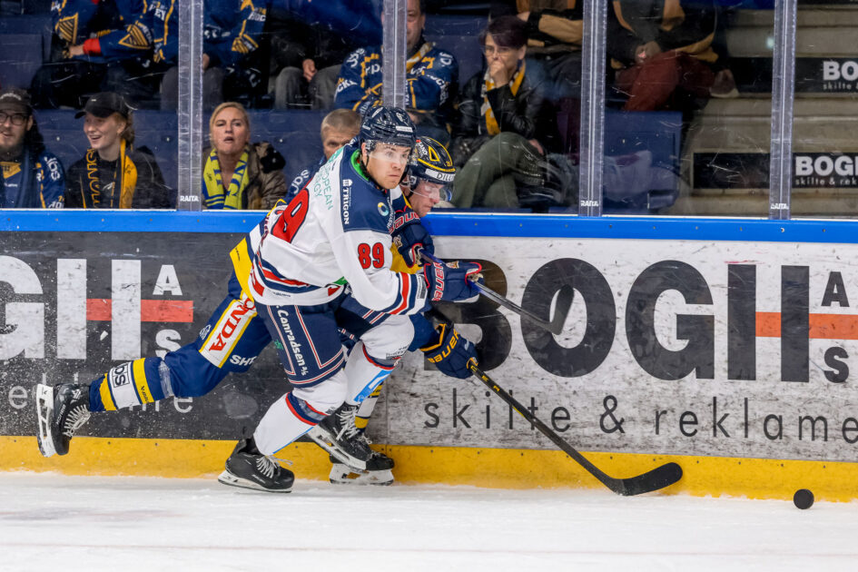 Todd Winder skifter hvidt og blåt ud med gult og blåt. Foto: Danmarks Ishockey Union.