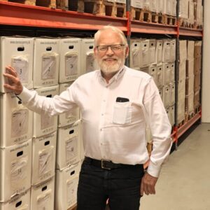 Adm. direktør Henning Kirkegaard på Dansk Scannings papirlager, som rummer mere end 100 mio. dokumenter