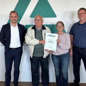Repræsentanter fra Tambours Haves Venner, Michael Bitsch Jakobsen (tv), centerdirektør i Andelskassen i Esbjerg og Claus Brink (th), bestyrelsesmedlem i Fonden for Andelskasserne i område Syd. PR-foto.