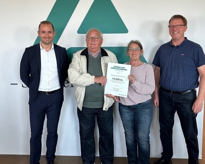 Repræsentanter fra Tambours Haves Venner, Michael Bitsch Jakobsen (tv), centerdirektør i Andelskassen i Esbjerg og Claus Brink (th), bestyrelsesmedlem i Fonden for Andelskasserne i område Syd. PR-foto.