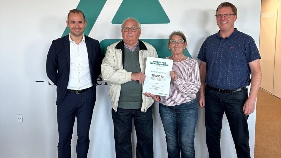 Repræsentanter fra Tambours Haves Venner, Michael Bitsch Jakobsen (tv), centerdirektør i Andelskassen i Esbjerg og Claus Brink (th), bestyrelsesmedlem i Fonden for Andelskasserne i område Syd. PR-foto.