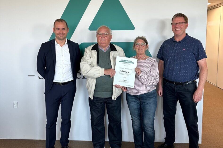 Repræsentanter fra Tambours Haves Venner, Michael Bitsch Jakobsen (tv), centerdirektør i Andelskassen i Esbjerg og Claus Brink (th), bestyrelsesmedlem i Fonden for Andelskasserne i område Syd. PR-foto.