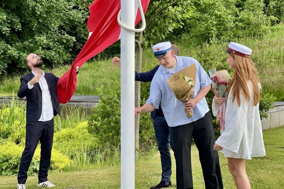 Årets første studenter, Carla Weiss Nielsen, STX, og Kristian Stamhus Laursen, HHX, fik traditionen tro lov til at hejse flaget ved Rybners.