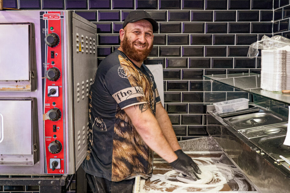 Ahmed begyndte at arbejde i pizzeria som ganske ung, så han har over 25 års erfaring. Foto: Fjodor Pedersen.