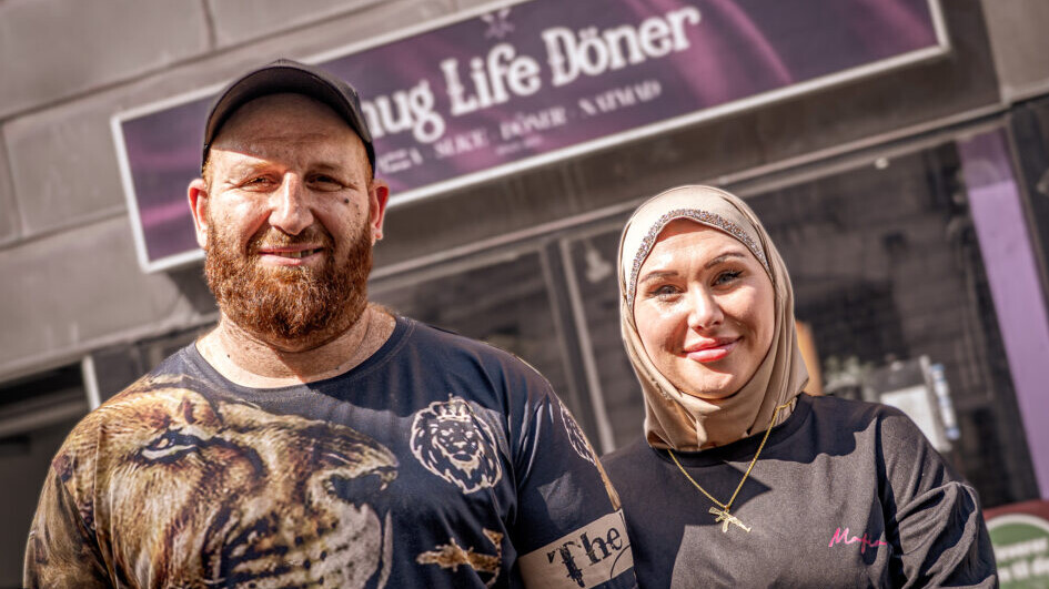 Theckla og Ahmed Al-hulo overtog den 24. maj og har allerede fået nyt skilt op. Foto: Fjodor Pedersen.