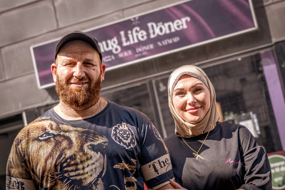 Theckla og Ahmed Al-hulo overtog den 24. maj og har allerede fået nyt skilt op. Foto: Fjodor Pedersen.