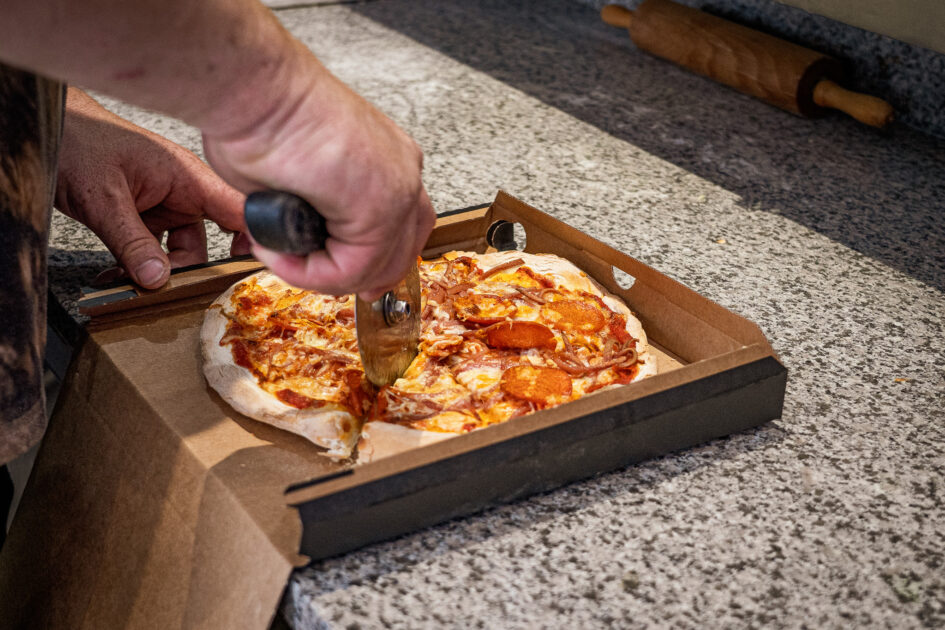 Pizzerne har allerede fået roser ude på det store internet. Man kan også få en stor slice til en billig penge. Foto: Fjodor Pedersen.