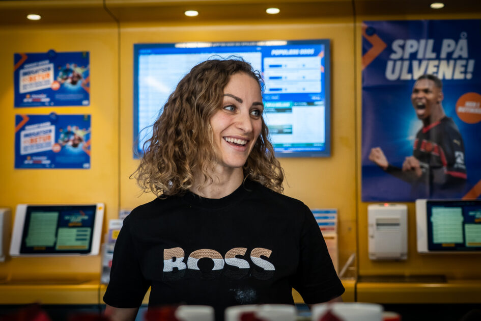Udover at være områdets største pakkecentral med pakker fra DAO, DHL Express og GLS, har Lucky Corner også Danske Spil og Cashpoint-terminaler - udover 21 spillemaskiner i den deciderede spillehal. Foto: Fjodor Pedersen.