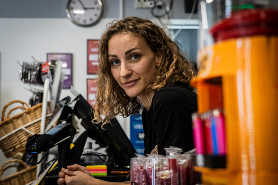 Sarah Smedegaard ser mange muligheder i den kende kiosk på Gl. Vardevej. Foto: Fjodor Pedersen.