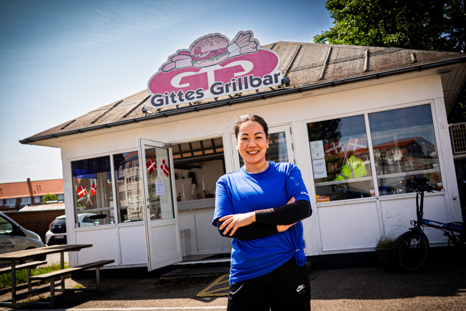 Grillbaren på parkeringspladsen var oprindeligt en drive-in-grillbar, da den først gang åbnede for cirka 20 år siden. Foto: Fjodor Pedersen.