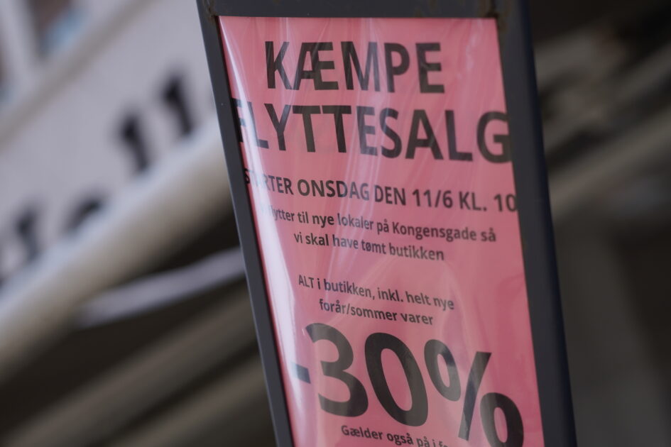 Som skiltet fortæller, begyndte flyttesalget den 11. juni. Foto: Fjodor Pedersen.