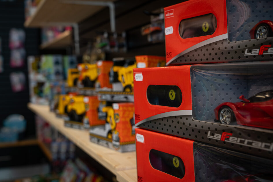 Biler og maskiner er tidsløst legetøj og naturligvis på hylden i den nye legetøjsbutik. Foto: Fjodor Pedersen.