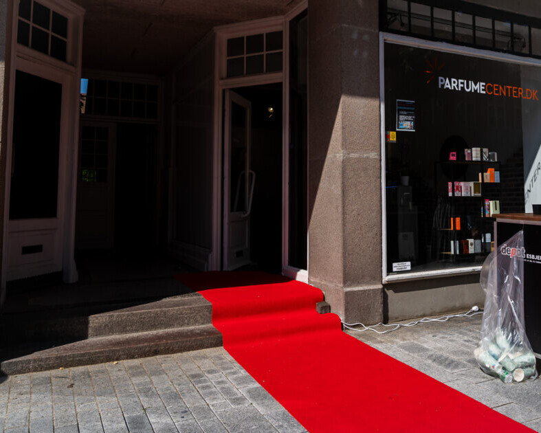 Den røde løber var i dag rullet ud foran Parfumecenter.dk, der åbnede i dag og bød forbipasserende på en fadøl eller sodavand. Foto: Fjodor Pedersen.