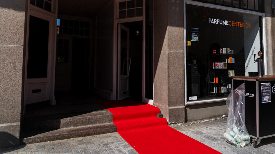 Den røde løber var i dag rullet ud foran Parfumecenter.dk, der åbnede i dag og bød forbipasserende på en fadøl eller sodavand. Foto: Fjodor Pedersen.