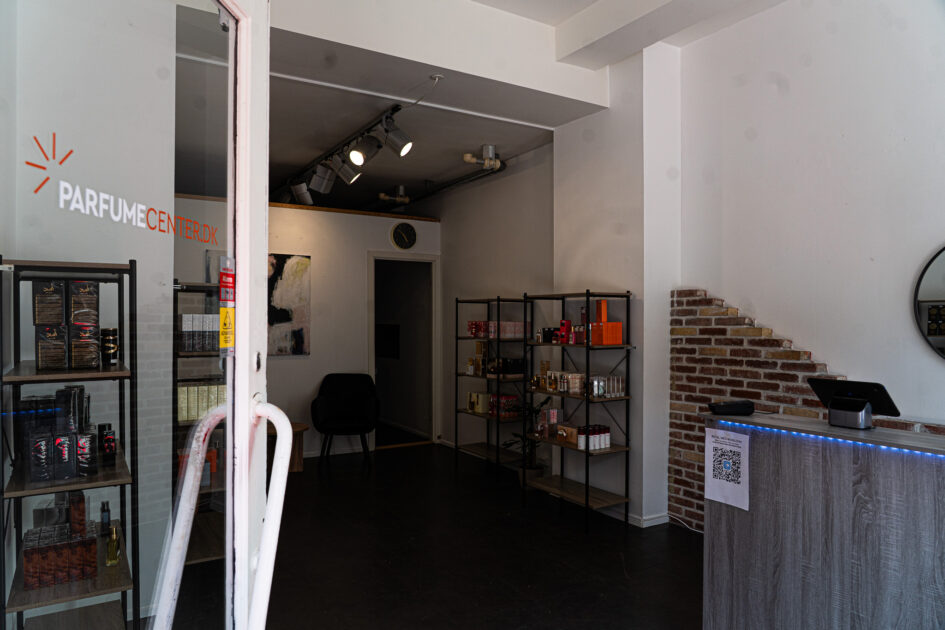 Et kig ind i Parfumecenter.dk, der har cirka 40 dufte på hylderne, heriblandt bestsellers fra alle de store webshops og butikker. Foto: Fjodor Pedersen.
