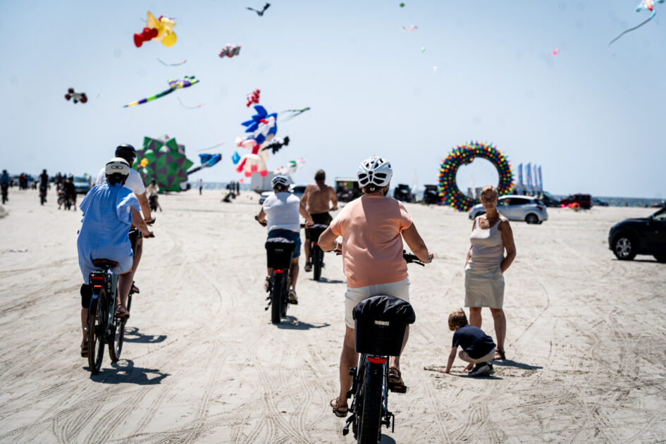 Selvom dragerne vakte mest opmærksomhed på stranden på Fanø, så gjorde konvojen af elcykler også! Foto: Fjodor Pedersen.