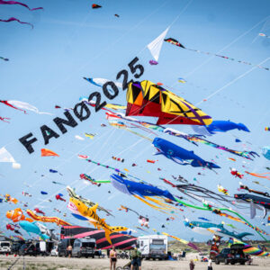 Intet var overladt til fantasien – selv et stort “FANØ 2025”-banner blev båret af vinden som en påmindelse om festivalens jubilæum. Foto: Fjodor Pedersen.