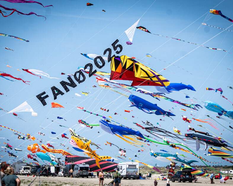 Intet var overladt til fantasien – selv et stort “FANØ 2025”-banner blev båret af vinden som en påmindelse om festivalens jubilæum. Foto: Fjodor Pedersen.