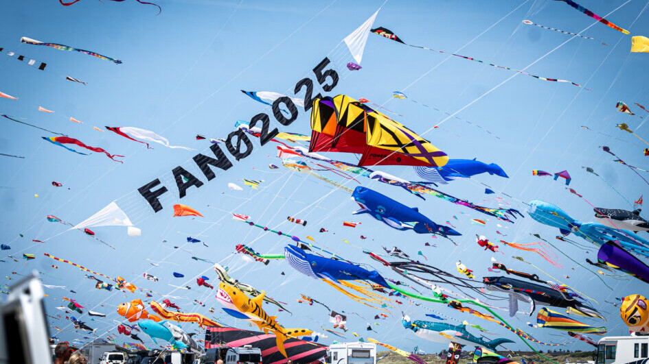 Intet var overladt til fantasien – selv et stort “FANØ 2025”-banner blev båret af vinden som en påmindelse om festivalens jubilæum. Foto: Fjodor Pedersen.