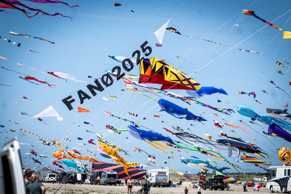 Intet var overladt til fantasien – selv et stort “FANØ 2025”-banner blev båret af vinden som en påmindelse om festivalens jubilæum. Foto: Fjodor Pedersen.