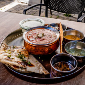 Thali betyder bakke eller bræt. Deraf navnet på den indiske tapasmenu. Foto: Fjodor Pedersen.
