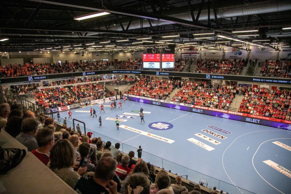 Sæsonens sidste hjemmekamp bød på fuldt hos i Blue Water Dokken - mere end 3.200 tilskuere. Foto: Johnny Tauman.