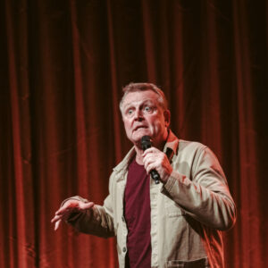 Jan Gintberg på scenen. Pressefoto.