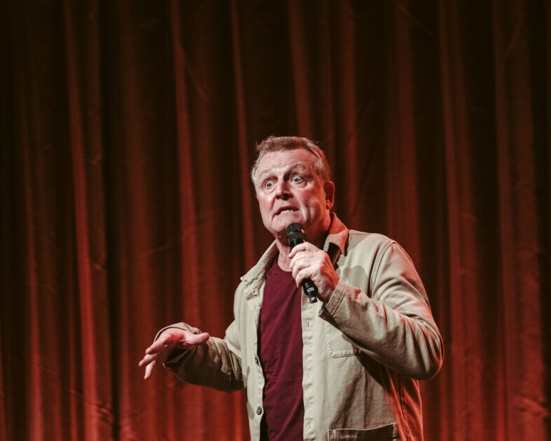 Jan Gintberg på scenen. Pressefoto.