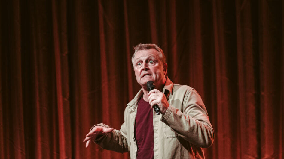 Jan Gintberg på scenen. Pressefoto.