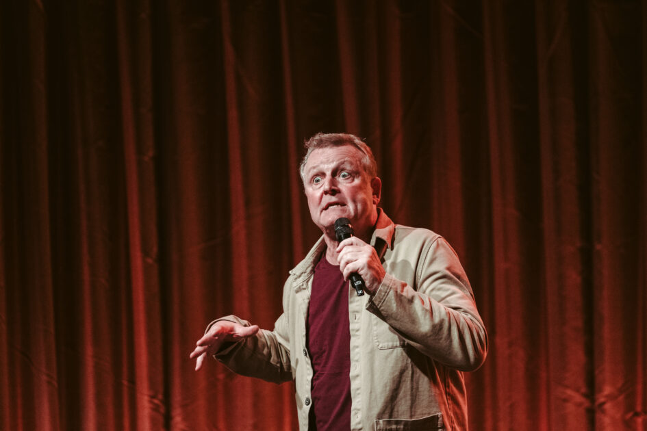 Jan Gintberg på scenen. Pressefoto.