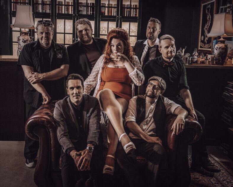 Mojo Hands anno 2025: Zenia Levring Madsen (vokal), Bo Møller (guitar og vokal), Rasmus Grønborg (keyboards), Lars Thomsen (bas), Erik Lodberg (trommer og percussion), H.C. Erbs (trompet) og Christoffer K. Find (saxofoner). Foto: Lars Thomsen.