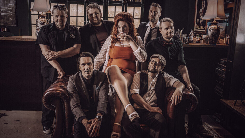 Mojo Hands anno 2025: Zenia Levring Madsen (vokal), Bo Møller (guitar og vokal), Rasmus Grønborg (keyboards), Lars Thomsen (bas), Erik Lodberg (trommer og percussion), H.C. Erbs (trompet) og Christoffer K. Find (saxofoner). Foto: Lars Thomsen.