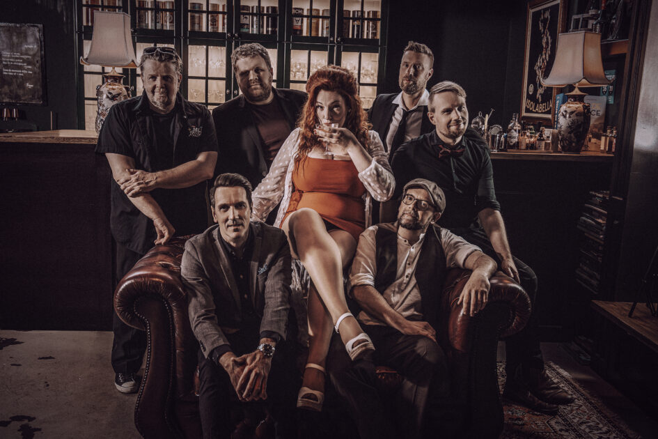 Mojo Hands anno 2025: Zenia Levring Madsen (vokal), Bo Møller (guitar og vokal), Rasmus Grønborg (keyboards), Lars Thomsen (bas), Erik Lodberg (trommer og percussion), H.C. Erbs (trompet) og Christoffer K. Find (saxofoner). Foto: Lars Thomsen.