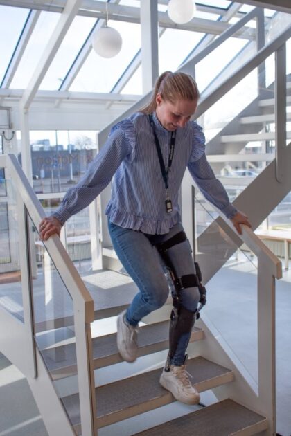 35-årige Fie Schelde fik i starten af 2024 en nerveskade, der gjorde hende lam i dele af venstre ben, så hun har gået med krykker. For hende har teknologien været livsforandrende. Foto: ForMotion Bandagist.