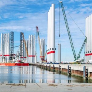 Vindmølleskibet Blue Tern ved Leokaj. Til højre ses dele til vindmøller på Virgokaj I Østhavn ved Esbjerg Havn.