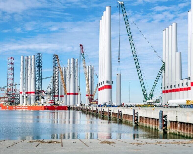 Vindmølleskibet Blue Tern ved Leokaj. Til højre ses dele til vindmøller på Virgokaj I Østhavn ved Esbjerg Havn.