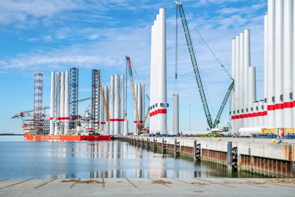 Vindmølleskibet Blue Tern ved Leokaj. Til højre ses dele til vindmøller på Virgokaj I Østhavn ved Esbjerg Havn.