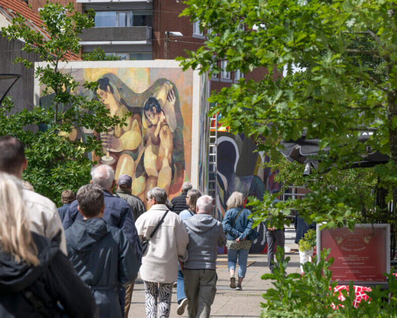 I efteråret 2024 lavede man et forsøg i den vestvendte del af gågaden, hvor midlertidige værker pyntede i tre måneder. Arkivfoto: Torben Meyer.
