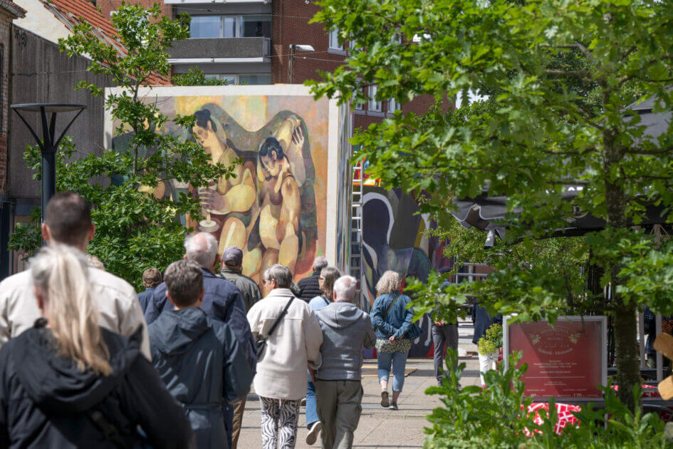 I efteråret 2024 lavede man et forsøg i den vestvendte del af gågaden, hvor midlertidige værker pyntede i tre måneder. Arkivfoto: Torben Meyer.