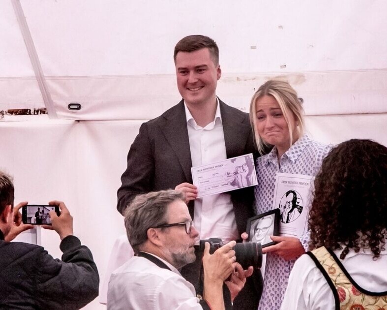 Tårerne fik frit løb, da Lisa Uldahl Lambek, blev kaldt op på podiet for at modtage Erik Münster-prisen og 20.000 kr. Foto: Johnny Tauman.